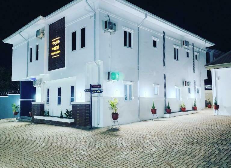 The 401 Hotel And Suites