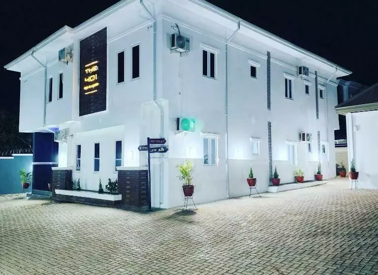 The 401 Hotel And Suites