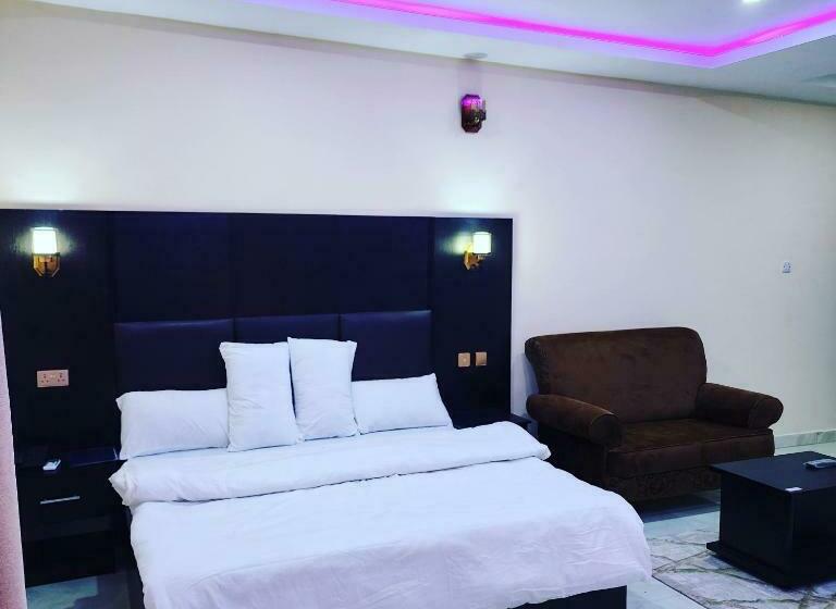 The 401 Hotel And Suites