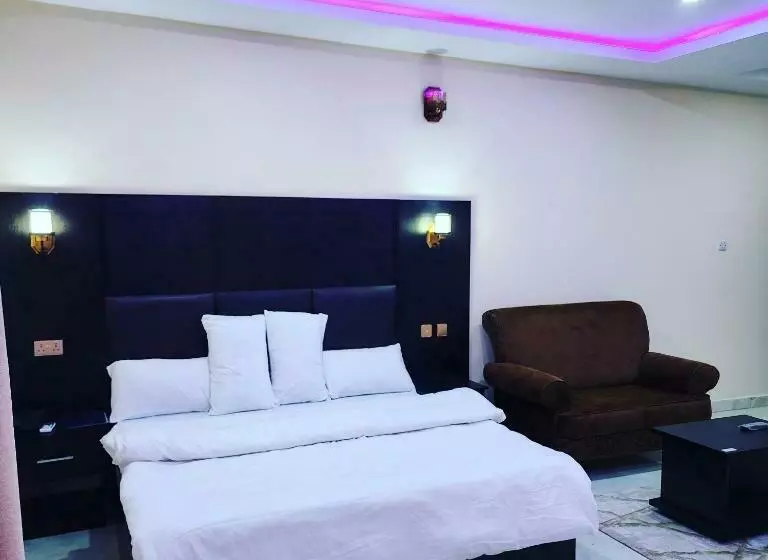 The 401 Hotel And Suites