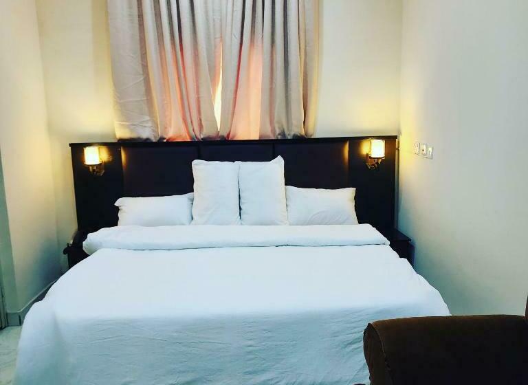 The 401 Hotel And Suites