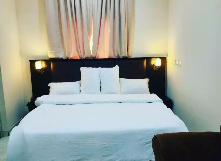 The 401 Hotel And Suites