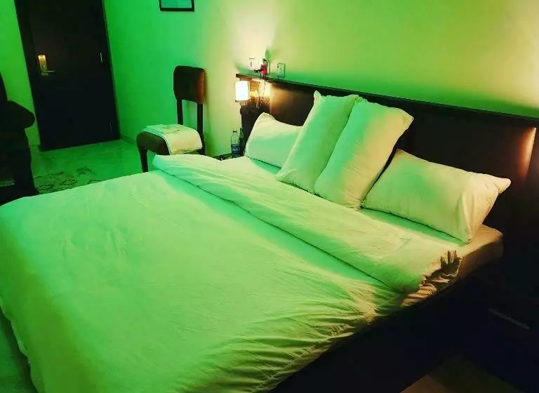 The 401 Hotel And Suites