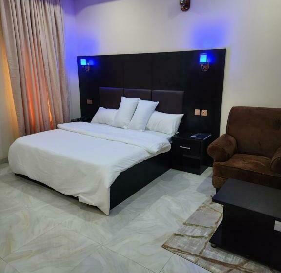 The 401 Hotel And Suites