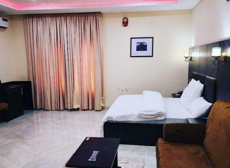 The 401 Hotel And Suites