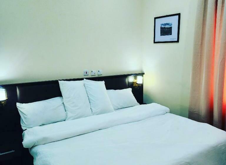 The 401 Hotel And Suites