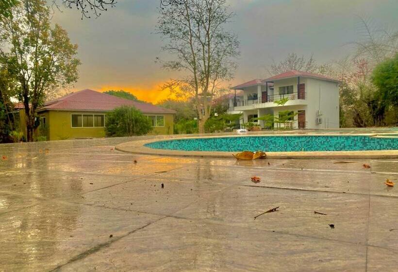 Aaranya Resort By Vihasta