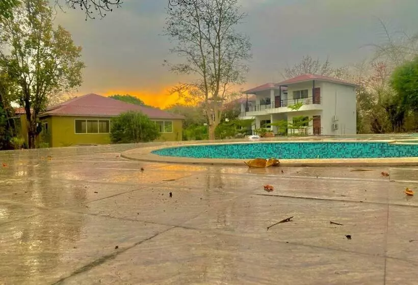 Aaranya Resort By Vihasta