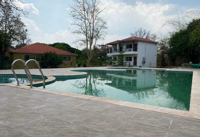 Aaranya Resort By Vihasta