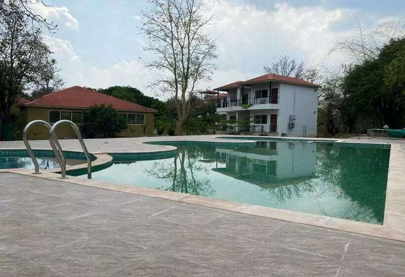Aaranya Resort By Vihasta