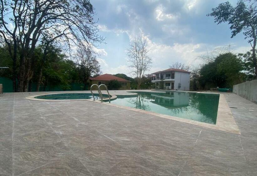 Aaranya Resort By Vihasta