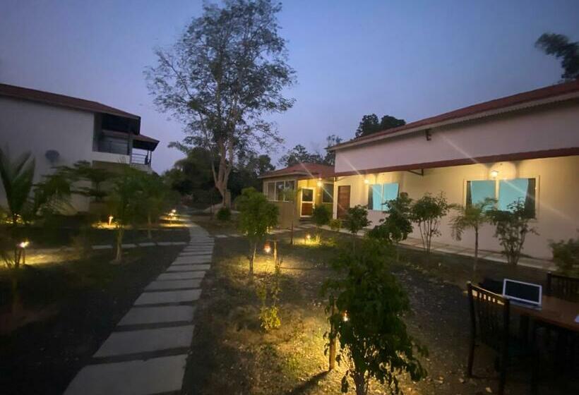 Aaranya Resort By Vihasta