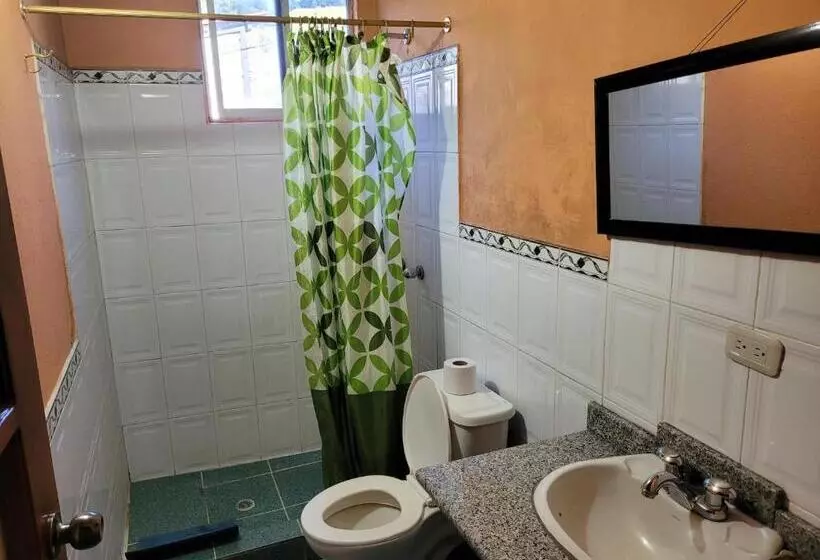 ユースホステル La Minga Hostal