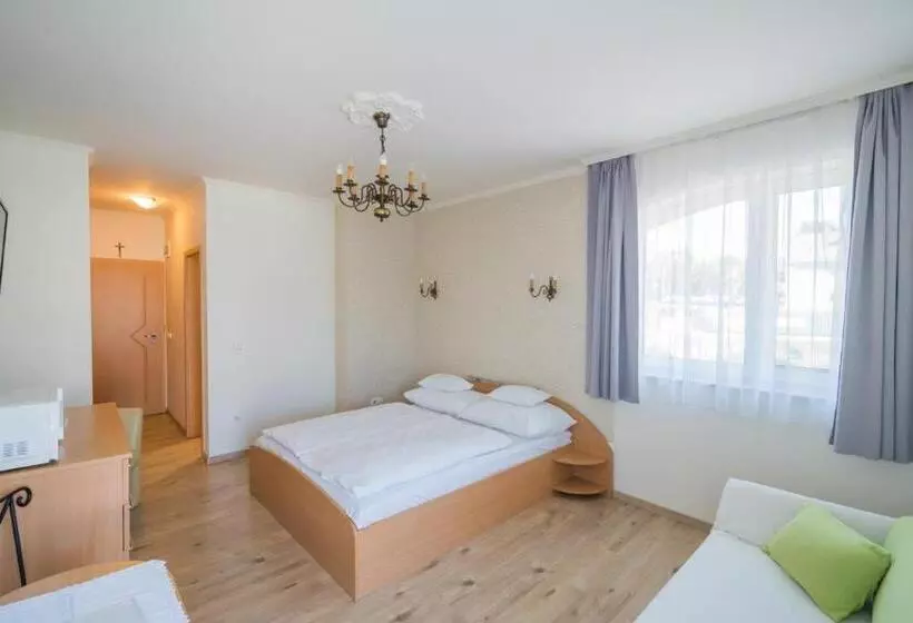 ベッドアンドブレックファースト Jade Panzio