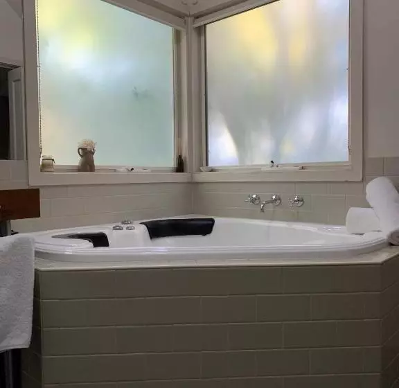 Aamiaismajoitus (B&B) Two Truffles Cottage Accommodation