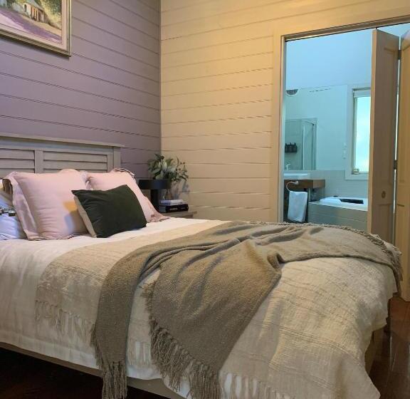 ベッドアンドブレックファースト Two Truffles Cottage Accommodation