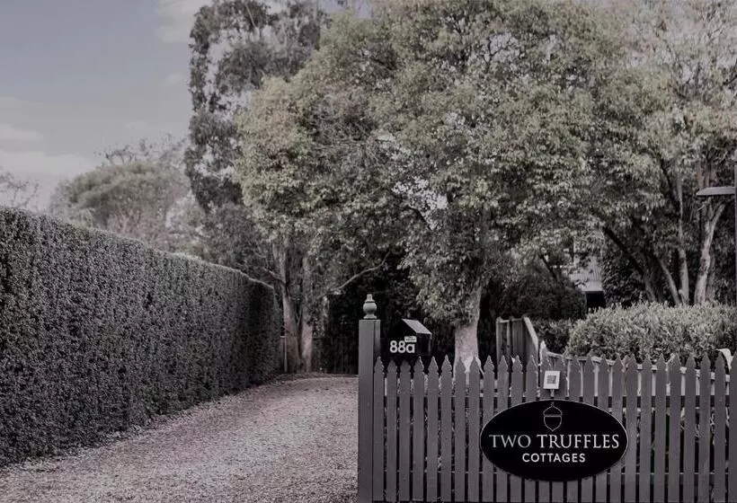 Aamiaismajoitus (B&B) Two Truffles Cottage Accommodation
