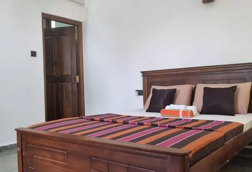 Hotelli Dhammika Beach Palace