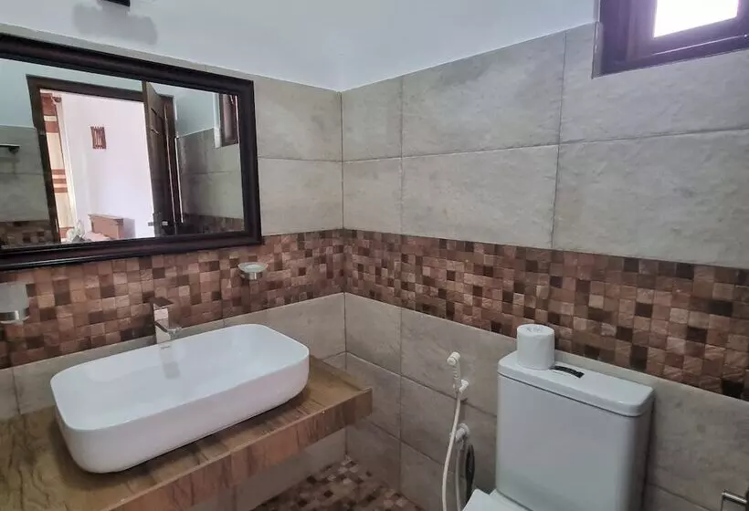 Hotelli Dhammika Beach Palace