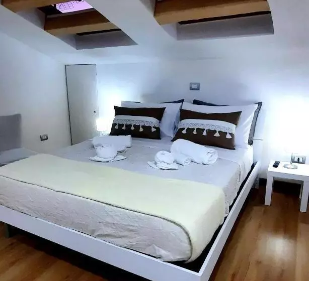 تختخواب و صبحانه La Mansarda Suite