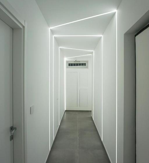 تختخواب و صبحانه The Essential