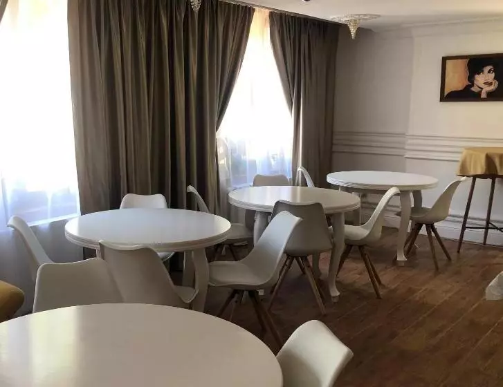 Hotelli Galeria Pezinska Baba