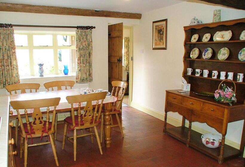 بنسيون Cotswold Charm Stable Cottage