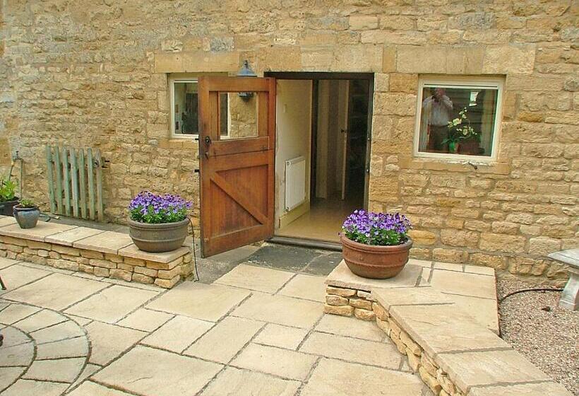 بنسيون Cotswold Charm Stable Cottage