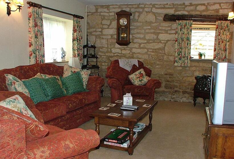 بنسيون Cotswold Charm Stable Cottage