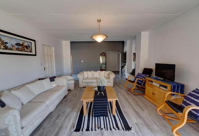 تختخواب و صبحانه Royal Sea Star Guesthouse