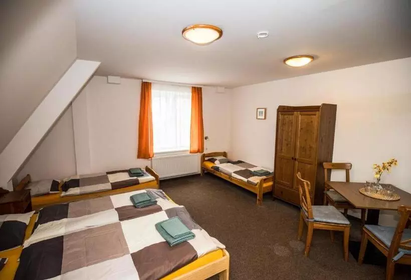 Majatalo Penzion Avionika