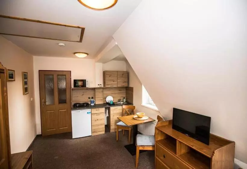 Majatalo Penzion Avionika