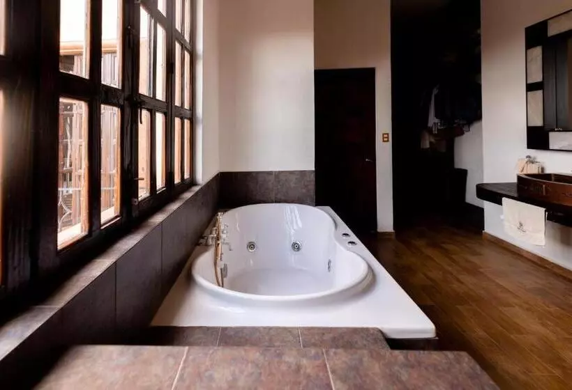 هتل Hacienda Maria Eugenio