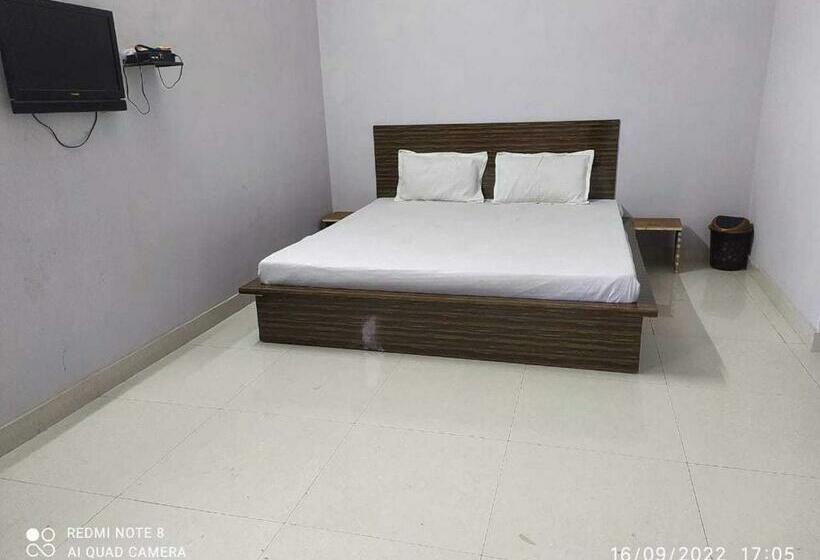 فندق Oyo 70068 Red Velvet