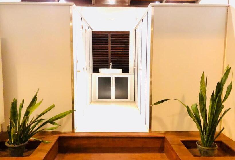 בית מלון כפרי Tropic Inn   Mount Lavinia