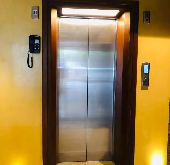 ホテル Tropic Inn   Mount Lavinia