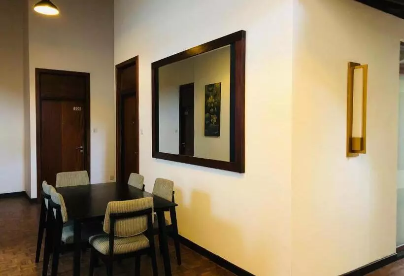 ホテル Tropic Inn   Mount Lavinia