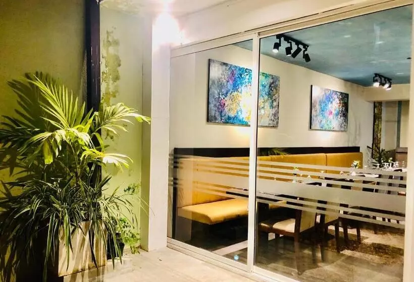 ホテル Tropic Inn   Mount Lavinia