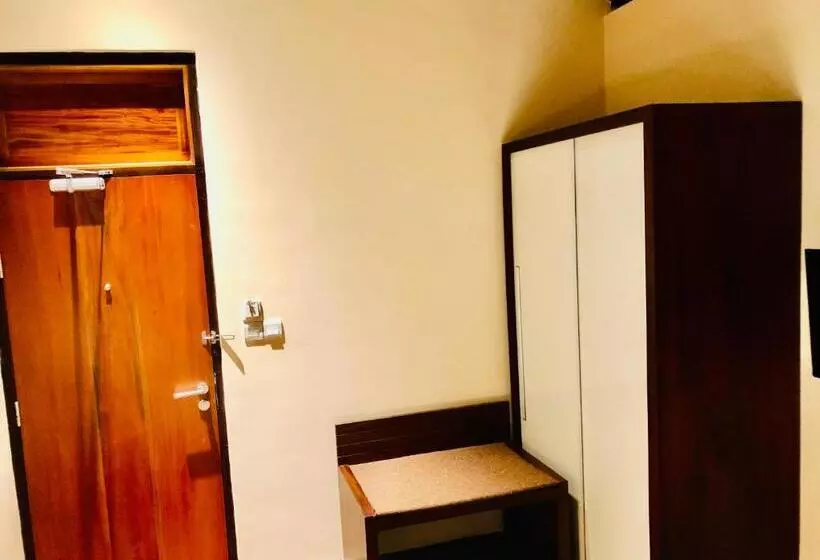 ホテル Tropic Inn   Mount Lavinia