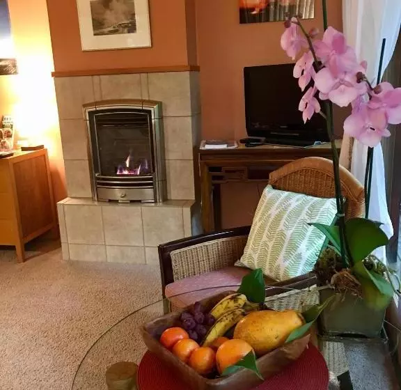 Bed & Breakfast At The Craters Edge