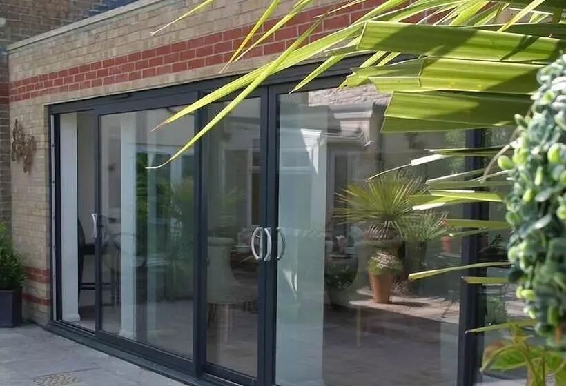 تختخواب و صبحانه Bay Tree House