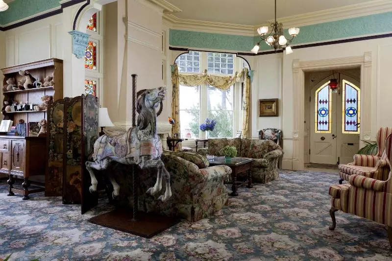 تختخواب و صبحانه Green Gables Inn, A Four Sisters Inn