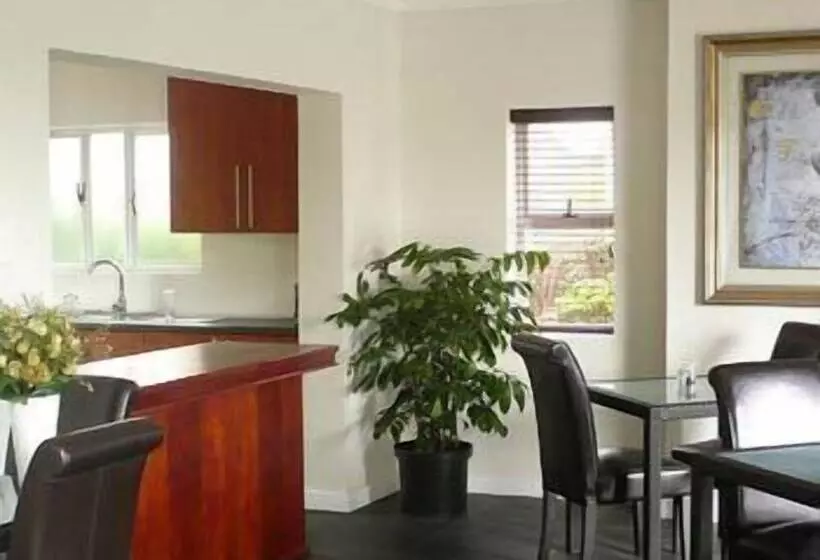 هتل Aristotle Guest House