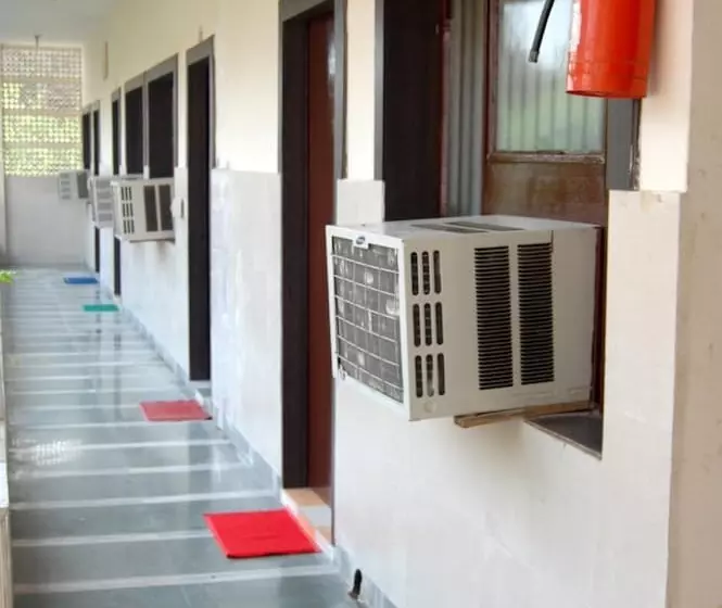 هتل Sidhartha Walking Distance From Tajmahal