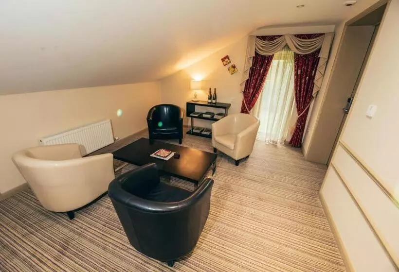 Отель The Auberge