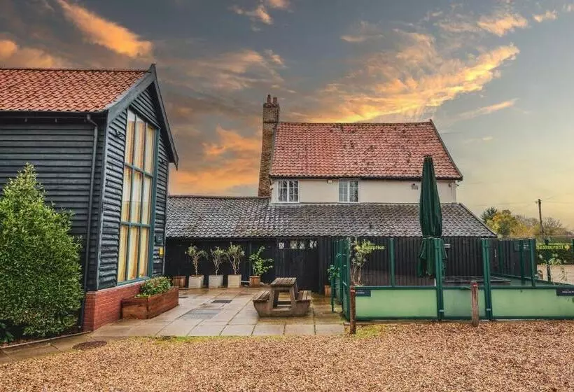 Отель The Auberge