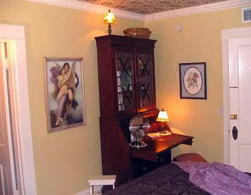 Larelle House Bed And Breakfast