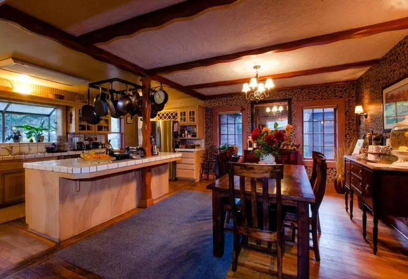 모텔 Strawberry Valley Inn