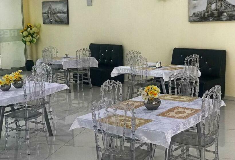 Hotel 16 Quartos Disponíveis   Edifício Pirâmide