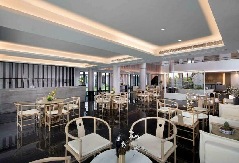 Отель Ramada Encore By Wyndham Jiusuo Downtown